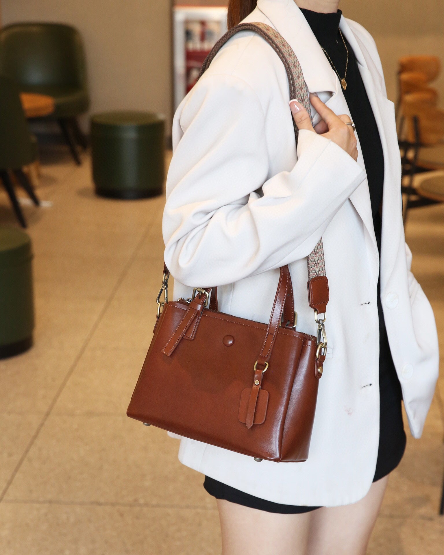 Leather Small Tote Bag with Zipper – Crossbody Handbag for Women NZ | Retro Muse | Caramel Brown