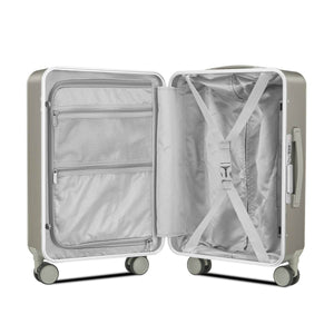 Interior view of Nordiva Classic Titanium Silver suitcase – spacious compartments with mesh pockets and elastic straps.