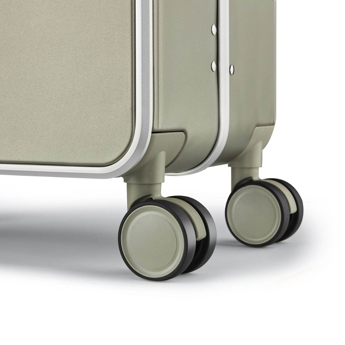 Silent 360-degree spinner wheels on Nordiva Classic Titanium Silver suitcase – smooth rolling travel luggage for NZ trips.